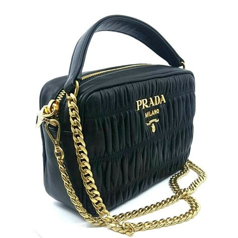 prada bandoliera in pelle nappa gaufre|Black Gaufré nappa leather shoulder bag .